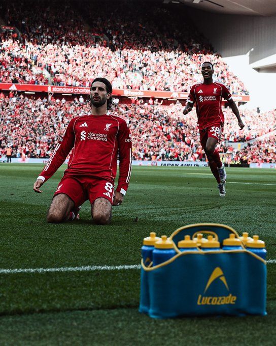 利物浦队员连续射门命中，夺得胜利(利物浦放弃射门)