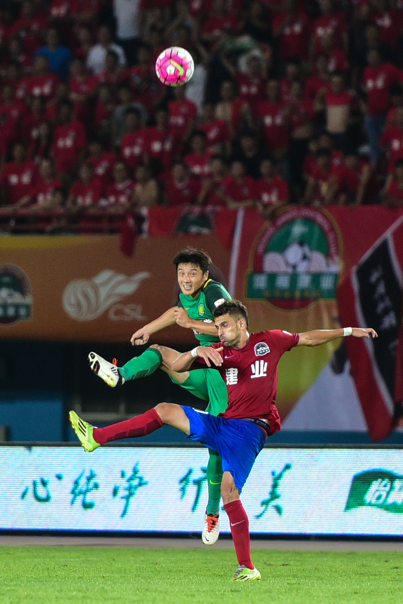 包含亚洲足球盛事精彩上演：球场风云再现的词条