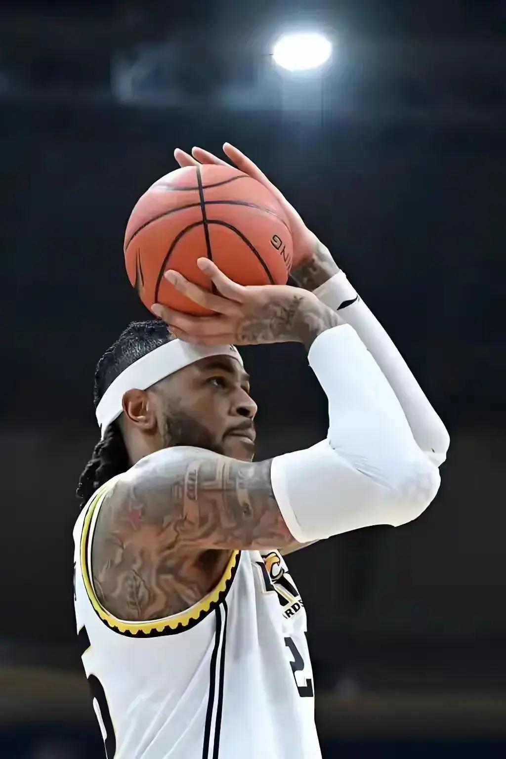 太阳城网址-篮网队新援表现抢眼，成为球队关键力量(篮网队新援表现抢眼,成为球队关键力量的球员)